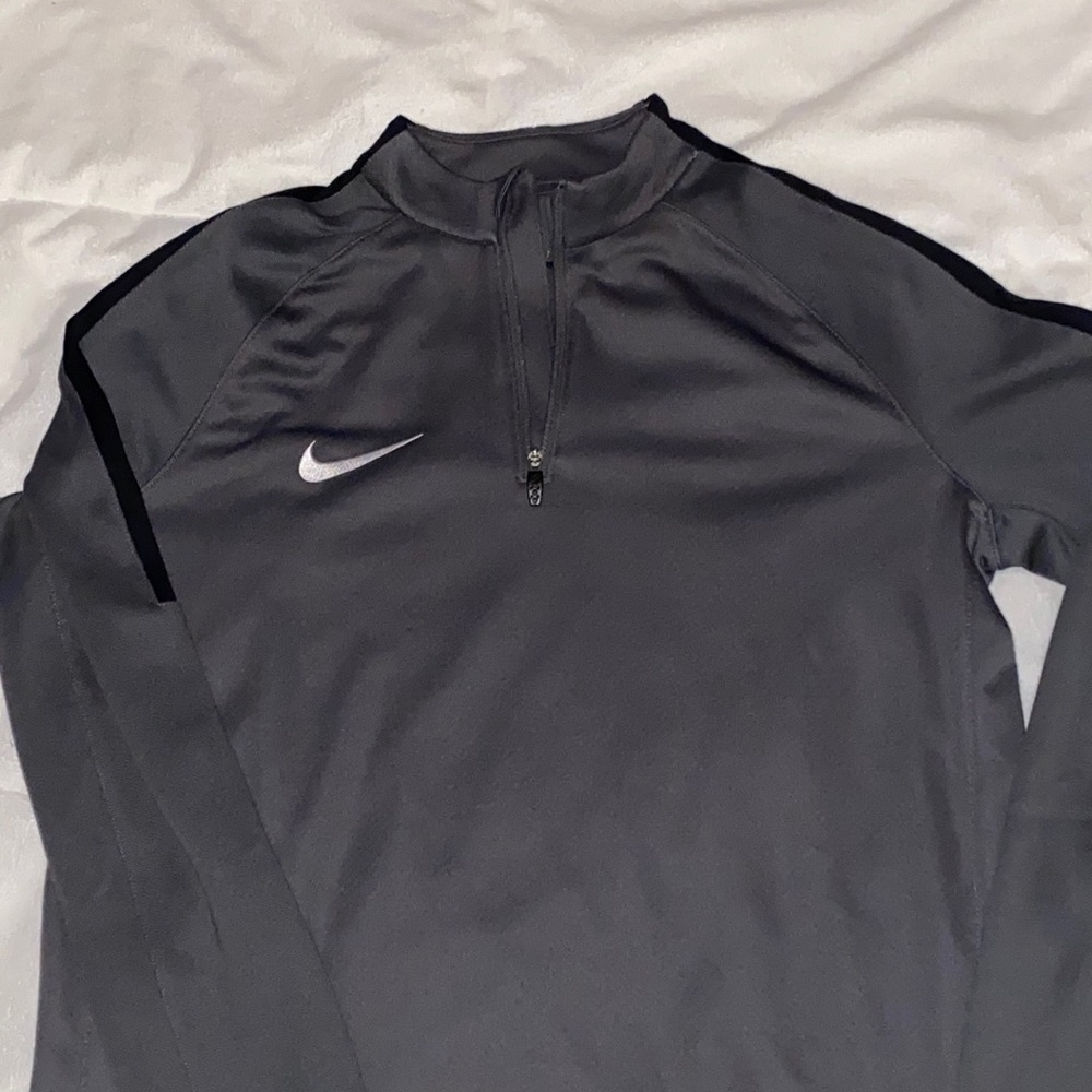 Nike Dri-fit boys XL (18/20) long sleeve 1/4-zip gray athletic top. Excellent!